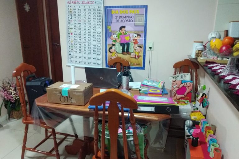 Sala de jantar da professora Lili no Recife vira sala de aula: desafios do ensino à distância para crianças da educação infantil (Foto: Arquivo Pessoal)