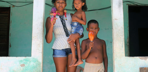 Ana Tássia, com a filha, Allana, e o enteado, João: território Tremembé sem escola indígena para ensinar cultura tradicional (Foto: Djuena Tikuna)
