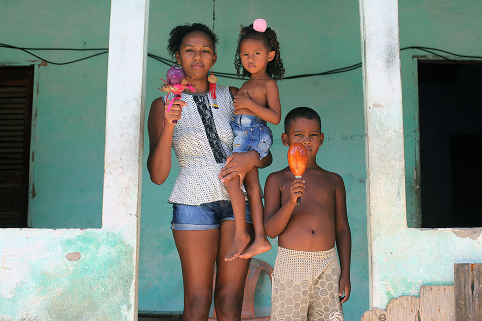 Ana Tássia, com a filha, Allana, e o enteado, João: território Tremembé sem escola indígena para ensinar cultura tradicional (Foto: Djuena Tikuna)