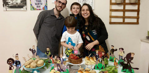 Eduardo entre os pais e com o irmão Valentim: festa em família e vigilância sobre medidas de prevenção (Foto: Arquivo Pessoal)