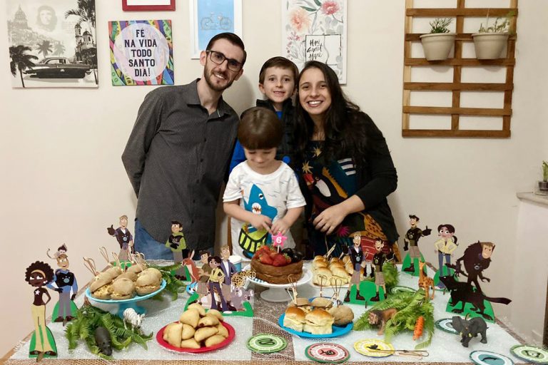 Eduardo entre os pais e com o irmão Valentim: festa em família e vigilância sobre medidas de prevenção (Foto: Arquivo Pessoal)
