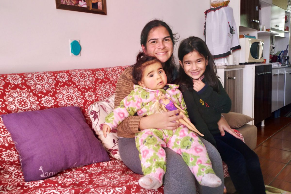 A professora Lola com as filhas: preocupação com Laura, de 5 anos, que deixou de ir à escola e também com seus filhos (Foto: Emilene Lopes)
