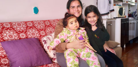 A professora Lola com as filhas: preocupação com Laura, de 5 anos, que deixou de ir à escola e também com seus filhos (Foto: Emilene Lopes)