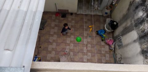O pequeno Tales, de 5 anos, brinca sozinho em casa: meses de isolamento total para preservar avó (Foto: Arquivo pessoal)