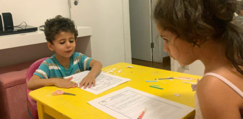 Raul e Luisa compartilham mesa para fazer atividades escolares: transtorno na rotina com aulas suspensas desde março (Foto: Arquivo Pessoal)