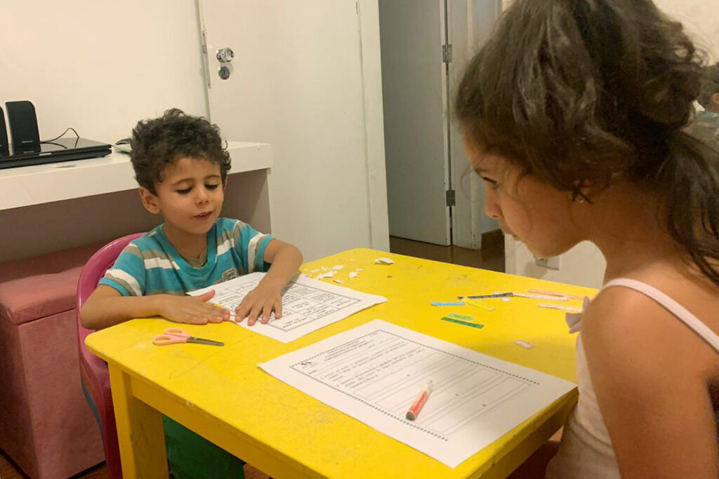 Raul e Luisa compartilham mesa para fazer atividades escolares: transtorno na rotina com aulas suspensas desde março (Foto: Arquivo Pessoal)