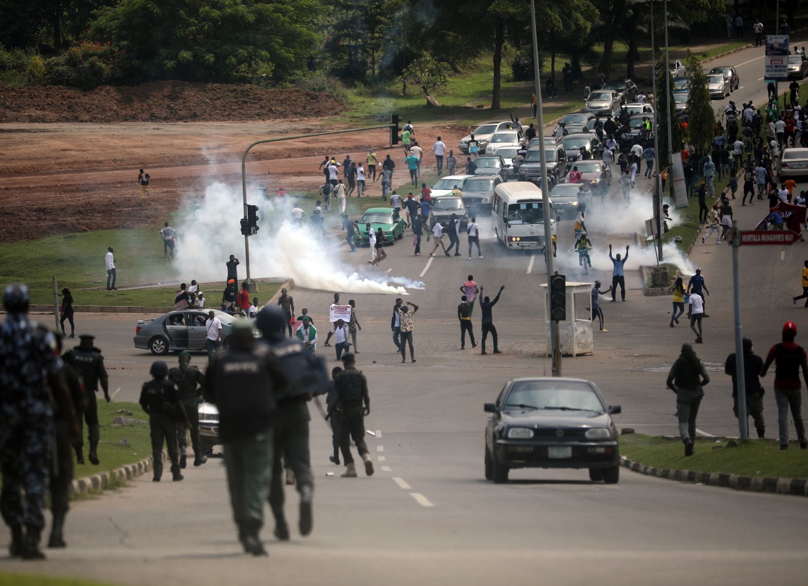 ´Polícia atira bombas de gás contra manifestantes na Nigéria: sobe número de mortes em protesto contra brutalidade policial (Foto: Kola Sulaimon / AFP)