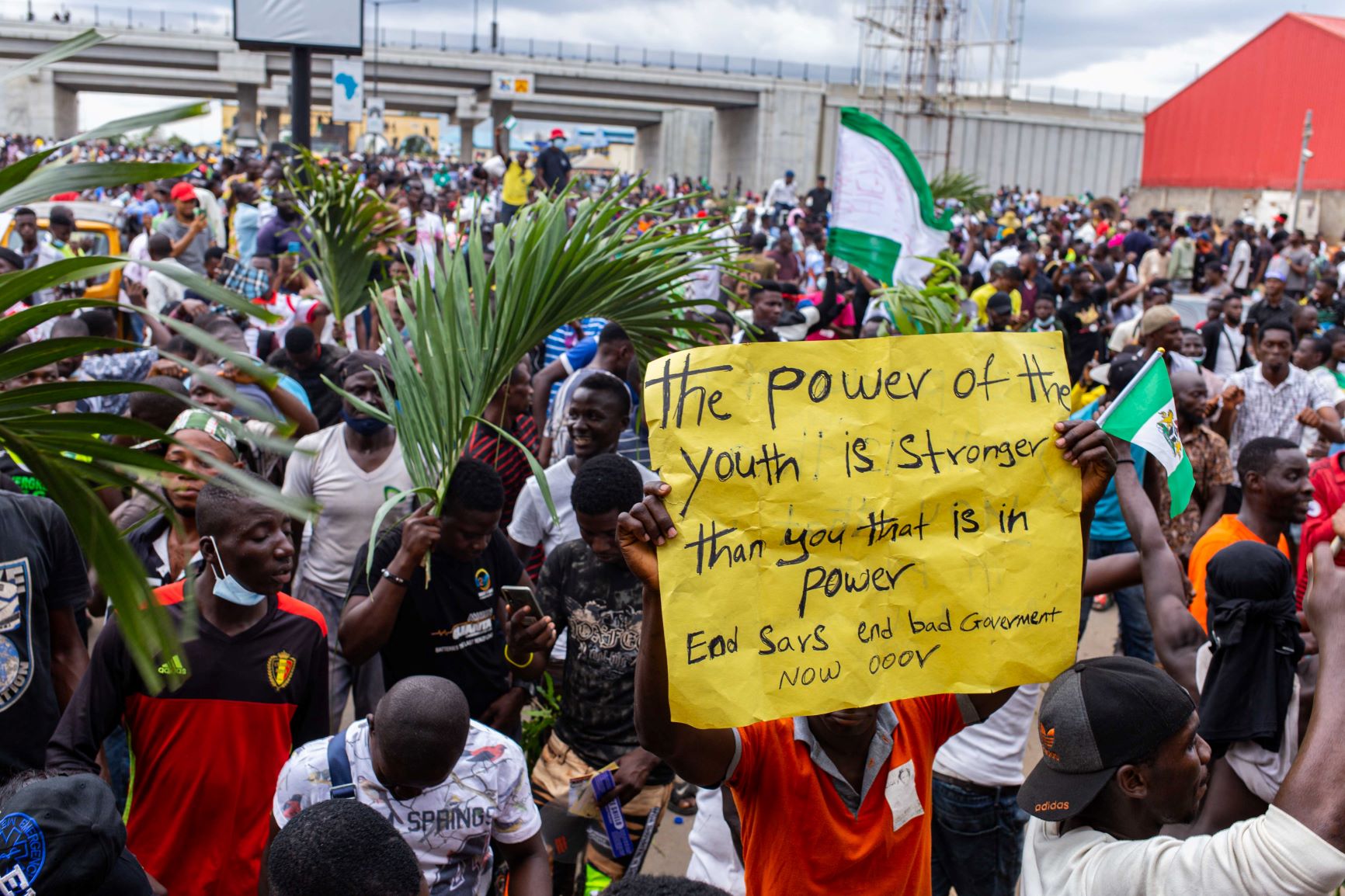 Manifestação no aeroporto de Lagos: jovens lideram protestos contra a polícia e também contra o governo (Foto: Benson Ibeabuchi / AFP)
