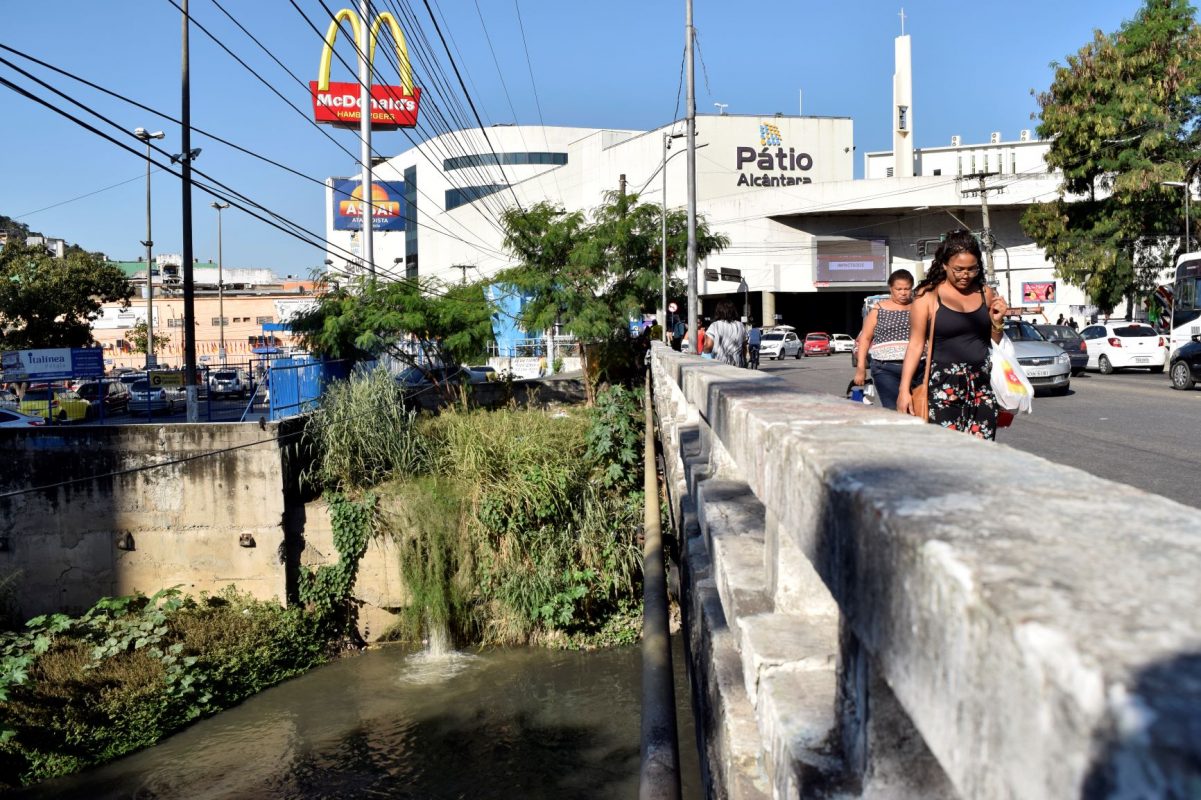 Esgoto a céu aberto em um dos principais pontos de São Gonçalo: saneamento é uma das prioridades da Agenda Local 2030 (Foto: Victor Coutinho/Casa Fluminense)