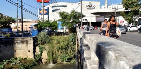 Esgoto a céu aberto em um dos principais pontos de São Gonçalo: saneamento é uma das prioridades da Agenda Local 2030 (Foto: Victor Coutinho/Casa Fluminense)