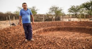 Enquanto a água do São Francisco não vem, agricultor investe em reaproveitamento de recursos