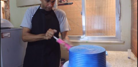 Crise e oportunidade na Maré: Luiz finaliza um bolo. Sucesso de serviço para festas incentiva criação de escola de confeitaria. Foto de Marko Costa