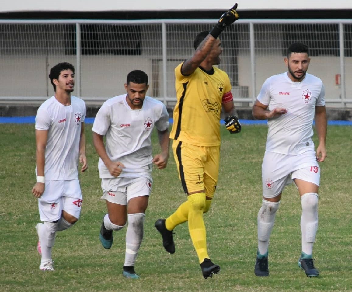 O goleiro Bruno comemora com os companheiros mais um gol de pênalti marcado pelo Rio Branco. Foto Divulgação