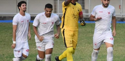 O goleiro Bruno comemora com os companheiros mais um gol de pênalti marcado pelo Rio Branco. Foto Divulgação