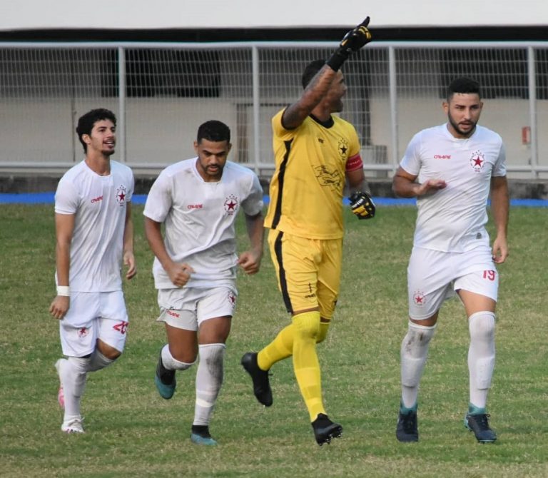 O goleiro Bruno comemora com os companheiros mais um gol de pênalti marcado pelo Rio Branco. Foto Divulgação