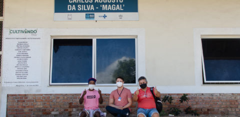 O psiquiatra Carlos César (ao centro) e dois pacientes, em frente ao CAPS Magal, de Manguinhos, que também atende moradores da Maré. Foto de Gabriel Loiola