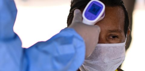 Profissional de saúde examina homem da etnia indígena Guajajara de Urucu Juruá, Grajaú, no Maranhão. Foto Andre Borges/NurPhoto