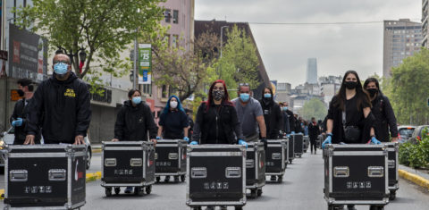 Membros da Associação de Artes e Espetáculos (AGTAE) marcham empurrando caixas com luzes e fios durante um protesto exigindo apoio do governo do presidente chileno Sebastian Pinera para enfrentar a crise provocada pela pandemia. Foto Martin Bernetti/AFP