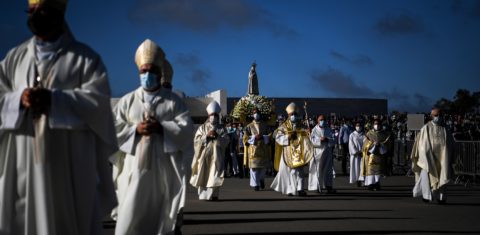 Uma estátua de Nossa Senhora Fátima é carregada durante a cerimônia que marca a última peregrinação do ano no santuário de Fátima, no centro de Portugal, realizada sob rígidas regras de distanciamento social. Foto Patrícia de Melo Moreira/AFP