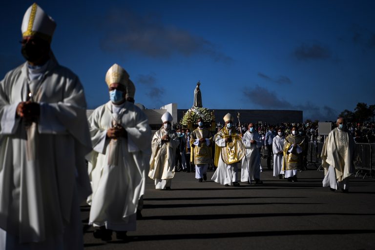 Uma estátua de Nossa Senhora Fátima é carregada durante a cerimônia que marca a última peregrinação do ano no santuário de Fátima, no centro de Portugal, realizada sob rígidas regras de distanciamento social. Foto Patrícia de Melo Moreira/AFP