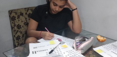 Educação a distância na Maré: Ayla estuda com as apostilas que imprimiu em casa. Foto de Elaine Lopes