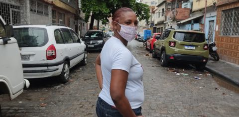 Ellen Machado: ex-usuária de drogas, fez curso de gastronomia na Casa das Mulheres da Maré, e hoje trabalha no bufê Maré de Sabores. Foto de Myllenne Nascimento