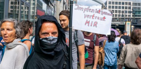 Em Berlim, na Alemanha. manifestantes protestam contra isolamento social provocado pela covid-19 e contra a vacina. Foto de MV Sulupress, Via AFP - Agosto de 2020