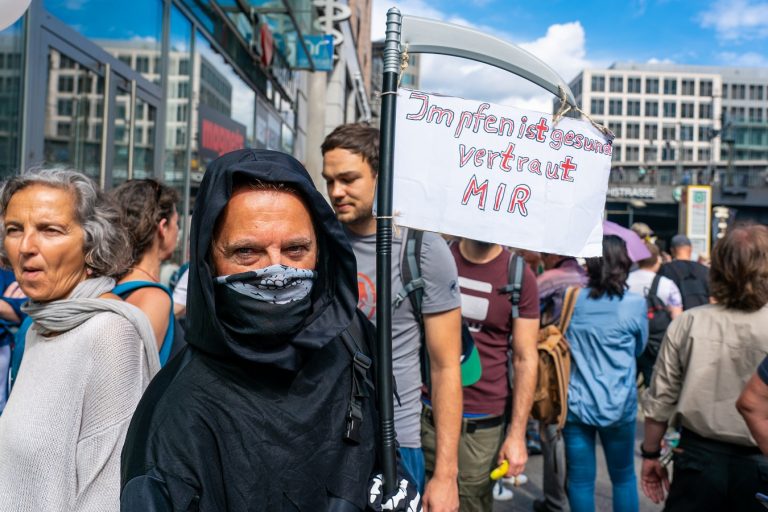 Em Berlim, na Alemanha. manifestantes protestam contra isolamento social provocado pela covid-19 e contra a vacina. Foto de MV Sulupress, Via AFP - Agosto de 2020