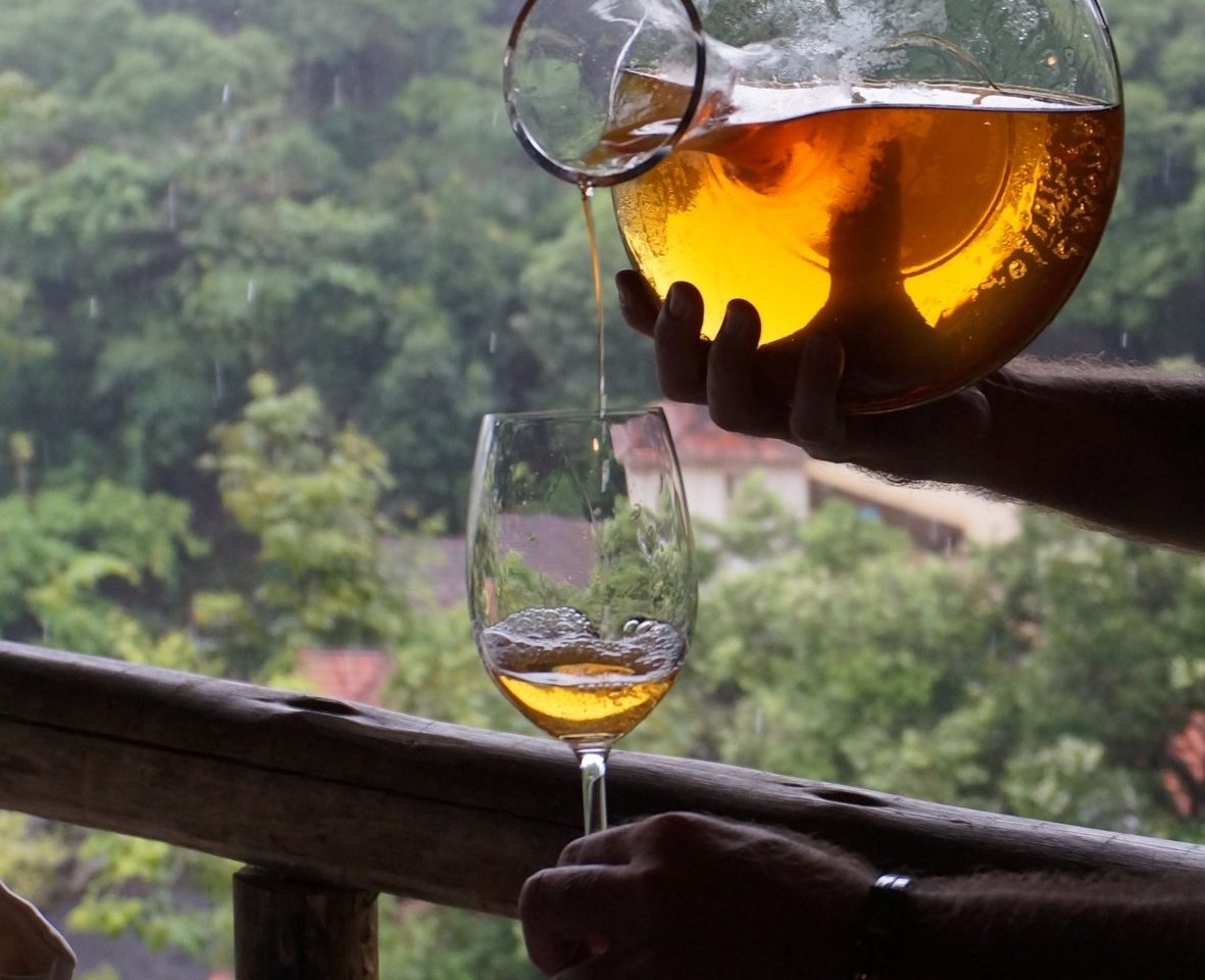 Vinho branco com cor alaranjada da vinícola Era dos Ventos: estranheza inicial, com a maior exposição às cascas da uva, foi dando lugar a sucesso com sommeliers e consumidores (Foto: Divulgação)