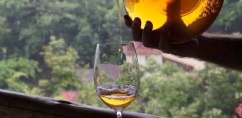 Vinho branco com cor alaranjada da vinícola Era dos Ventos: estranheza inicial, com a maior exposição às cascas da uva, foi dando lugar a sucesso com sommeliers e consumidores (Foto: Divulgação)
