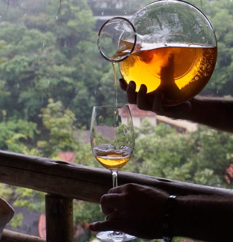 Vinho branco com cor alaranjada da vinícola Era dos Ventos: estranheza inicial, com a maior exposição às cascas da uva, foi dando lugar a sucesso com sommeliers e consumidores (Foto: Divulgação)