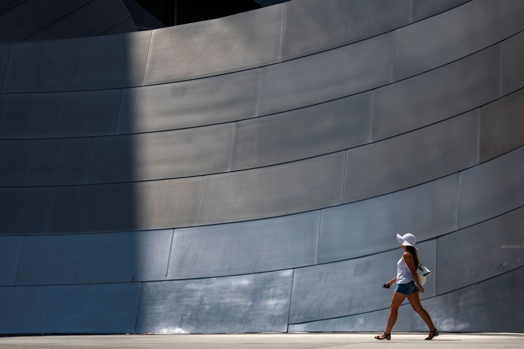 Los Angeles no verão perto dos 40 graus e com calor agravado por metal, concreto e asfalto: cidade criou uma obrigação de os materiais de construção de residências tenham telhados de alta refletividade (Foto: AFP)