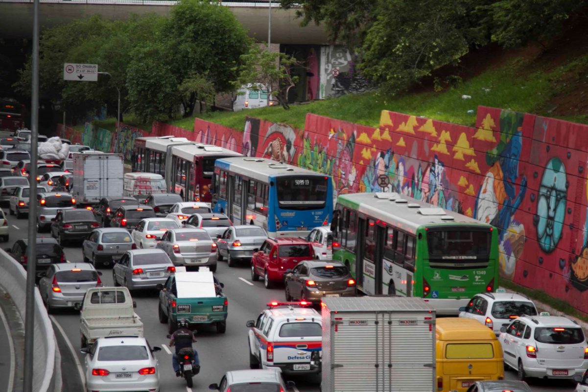 Trânsito de São Paulo com ônibus e caminhões: adiamento de regras para veículos pesados aumentaria emissão de poluentes em até 20% (Foto: Agência Brasil)