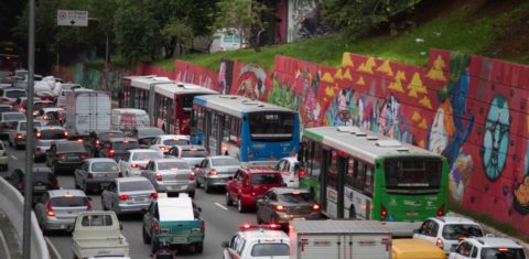 Trânsito de São Paulo com ônibus e caminhões: adiamento de regras para veículos pesados aumentaria emissão de poluentes em até 20% (Foto: Agência Brasil)