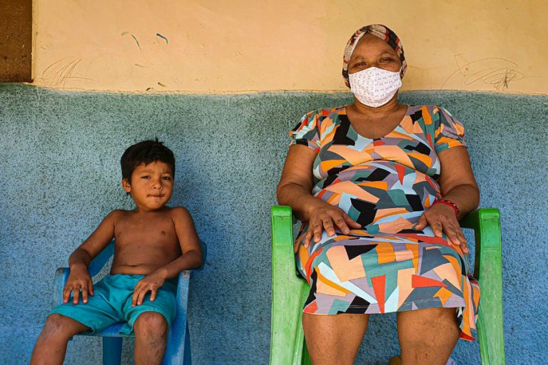 Henrique Leonardo e Rosa na frente de casa no sertão do Ceará: dificuldade para tomar conta do menino durante pandemia e recuperação de cirurgia (Foto: Felipe Azevedo/Lição de Casa)