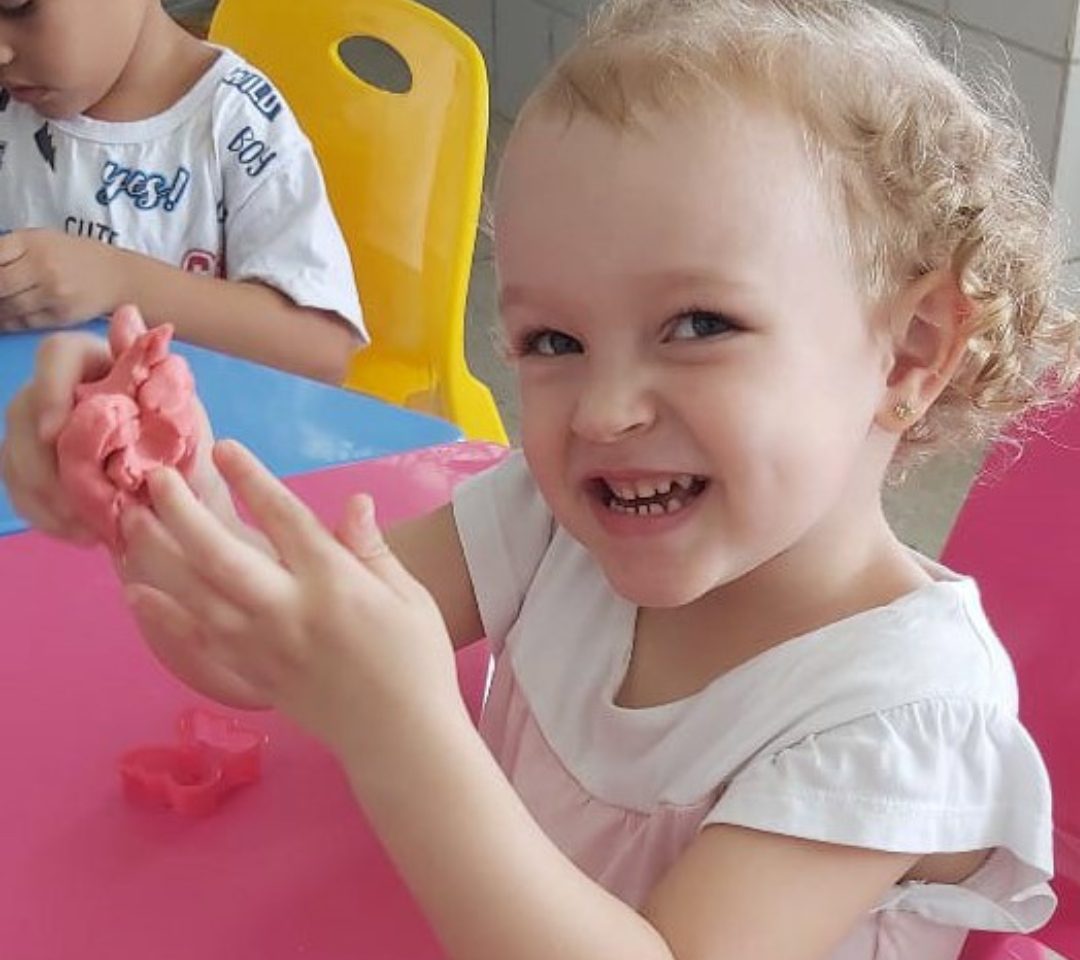 Evelize na escola antes da pandemia: menina de 3 anos está confinada com a família em casa desde março (Foto: Arquivo Pessoal)