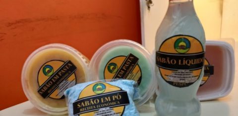 Sabão líquido, em pasta e em pó feito a partir de óleo de cozinha usado na favela Santa Marta no Rio: alternativa sustentável e geração de renda (Foto: Arquivo Pessoal)
