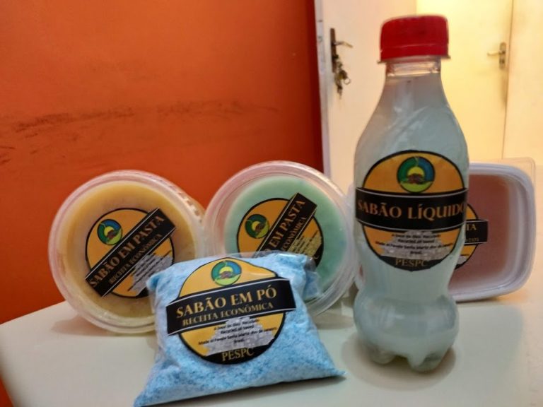 Sabão líquido, em pasta e em pó feito a partir de óleo de cozinha usado na favela Santa Marta no Rio: alternativa sustentável e geração de renda (Foto: Arquivo Pessoal)