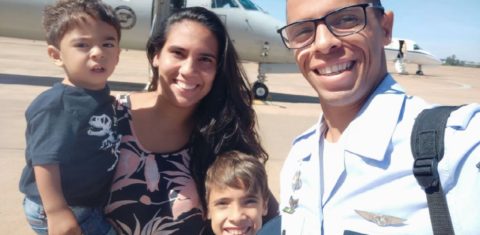 Bianca e Fábio Jorge com seus dois filhos pequenos: família acolheu bebê de 1 ano em situação de risco (Foto: Arquivo Pessoal)