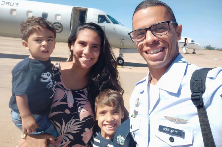 Bianca e Fábio Jorge com seus dois filhos pequenos: família acolheu bebê de 1 ano em situação de risco (Foto: Arquivo Pessoal)