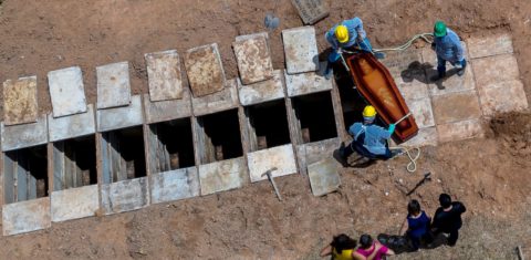 Sepultamento de vítima da covid-19, em maio, no cemitério Bom Jardim, em Fortaleza: capital cearense é uma das 10 com forte tendência de crescimento de casos de síndrome respiratória grave (Foto: Jarbas Oliveira/AFP)