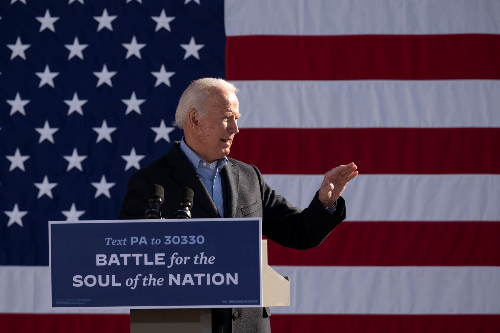 O democrata Biden em campanha na Pennsylvania: vai ser difícil ressuscitar a fantasia da América como uma potência liberal e redentora (Foto: Jim Watson/AFP)