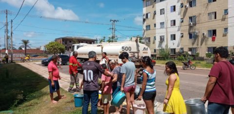 Moradores de Macapá fazem fila para pegar água em carro-pipa: apagão deixa 13 municípios do Amapá sem energia e sem água (Foto: Prefeitura de Macapá)