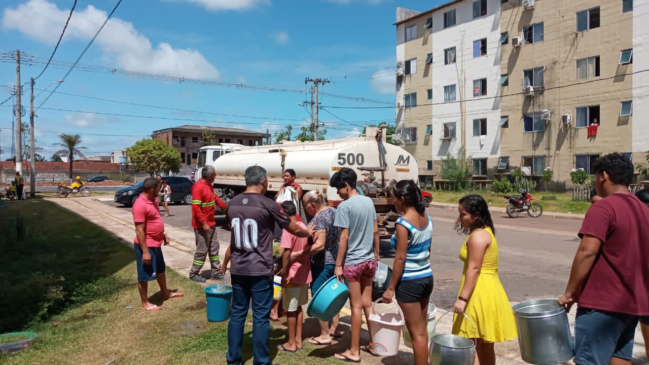 Moradores de Macapá fazem fila para pegar água em carro-pipa: apagão deixa 13 municípios do Amapá sem energia e sem água (Foto: Prefeitura de Macapá)