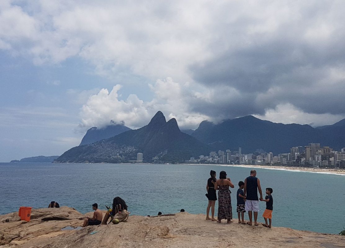 Turistas aproveitam a vista do Morro Dois Irmãos e da Pedra da Gávea, meio encoberta pelas nuvens: atração para cariocas e visitantes (Foto: Oscar Valporto)