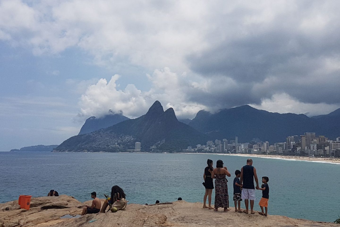 Turistas aproveitam a vista do Morro Dois Irmãos e da Pedra da Gávea, meio encoberta pelas nuvens: atração para cariocas e visitantes (Foto: Oscar Valporto)