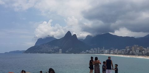 Turistas aproveitam a vista do Morro Dois Irmãos e da Pedra da Gávea, meio encoberta pelas nuvens: atração para cariocas e visitantes (Foto: Oscar Valporto)