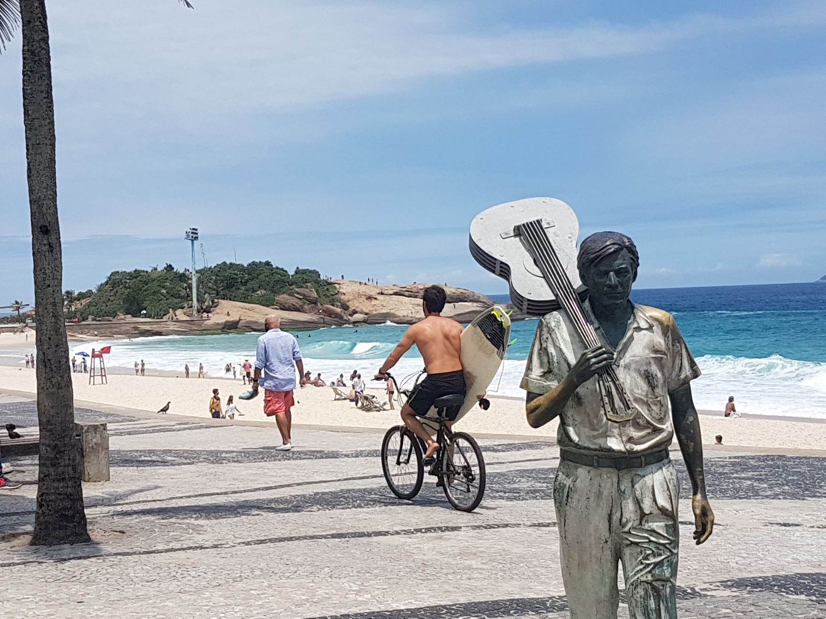 Estátua de Tom Jobim no começo do calçadão do Arpoador: praia estreita com público variado (Foto: Oscar Valporto)