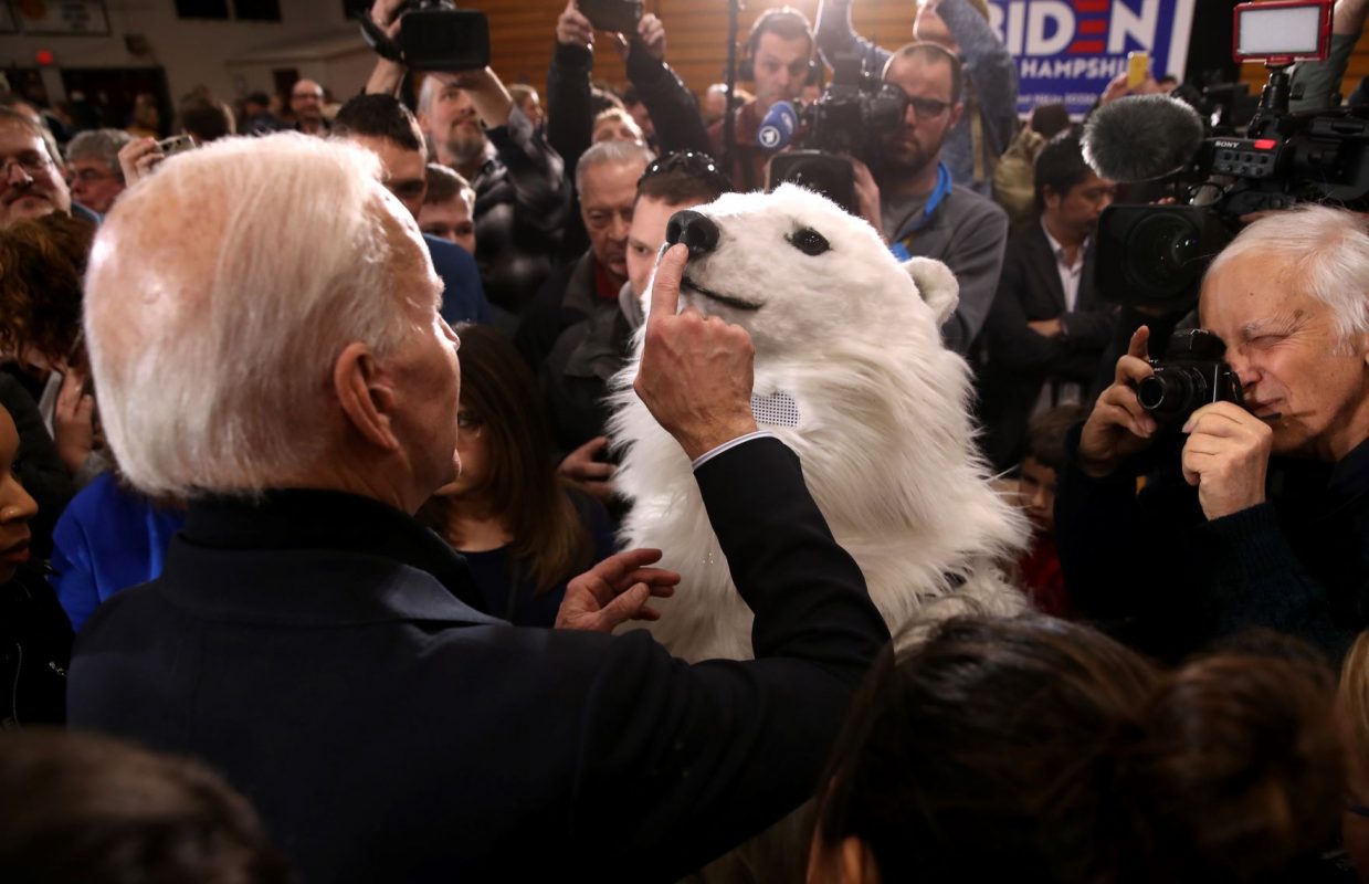 Joe Biden com ativista ambiental fantasiado de urso polar ainda nas primárias: democrata garante retorno dos EUA ao Acordo de Paris caso seja eleito (Foto: Justin Sullivan/AFP)