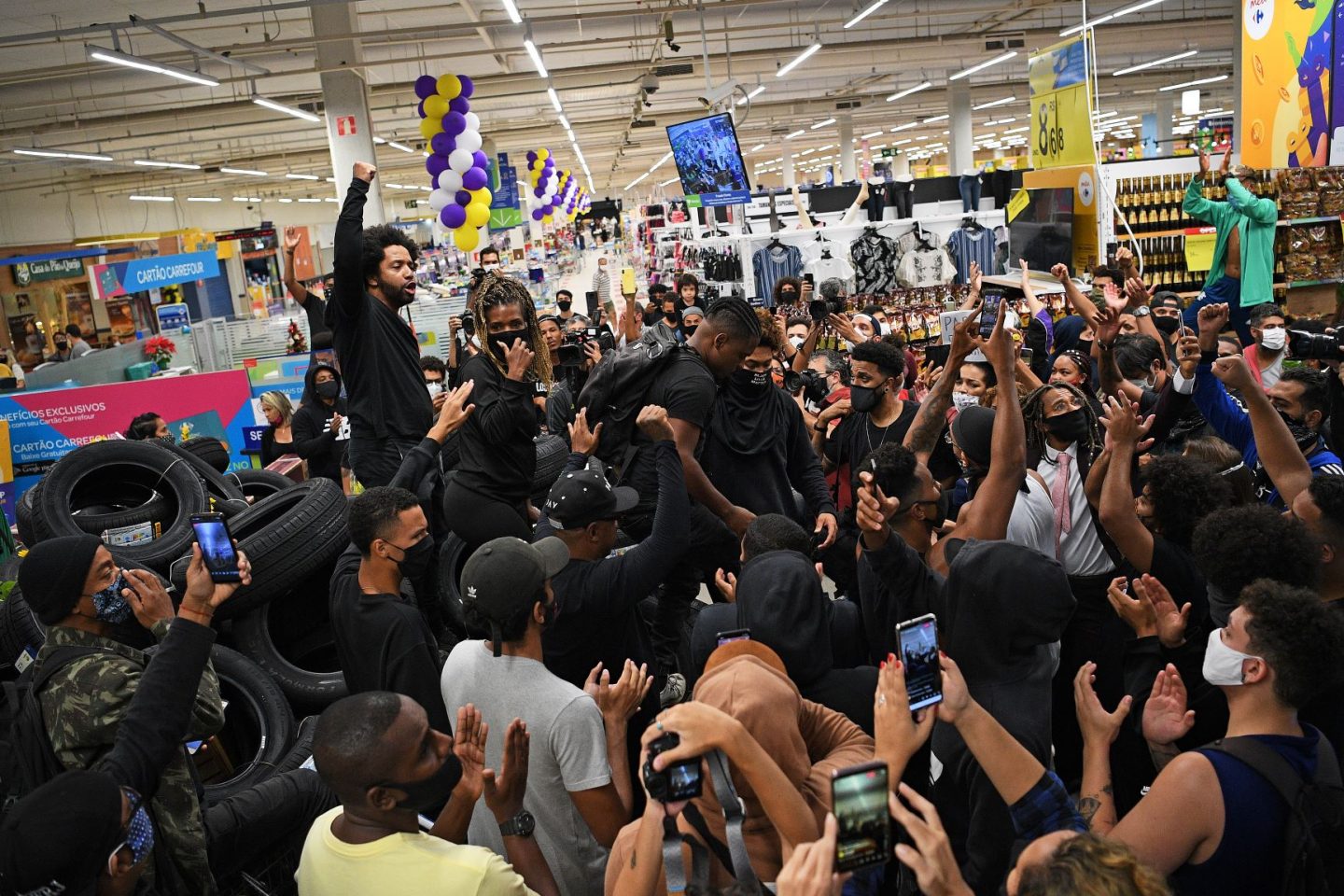 Manifestação em filial do Carrefour no Rio: protesto contra espancamento até a morte de cliente negro em unidade de Porto Alegre (Foto: Carl de Souza/AFP)